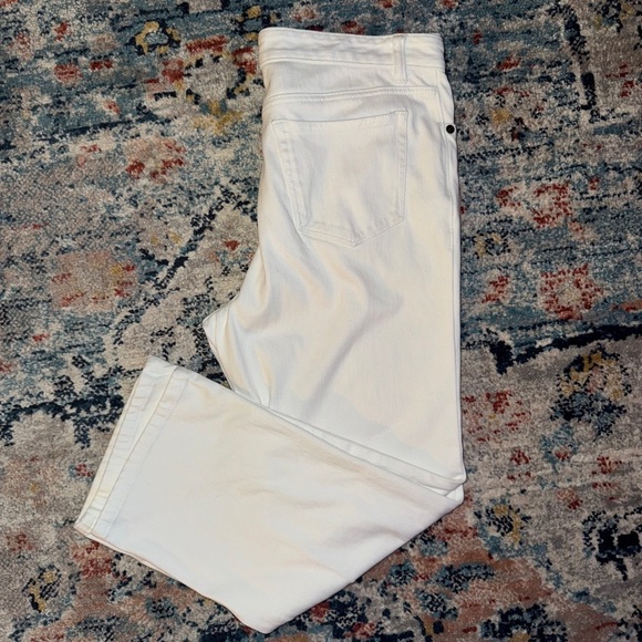 L.L. Bean Pants - Women’s L.L. Bean Classic Fit White Cropped Denim
Size 12